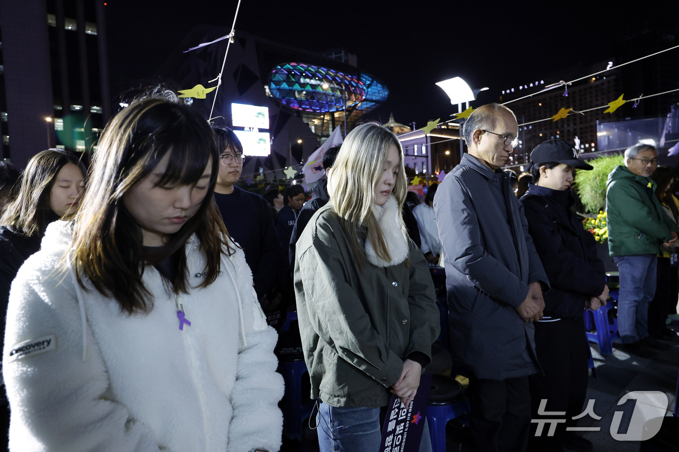 (서울=뉴스1) 박정호 기자 = 28일 오후 서울시 중구 세월호 기억공간 앞에서 열린 10.29이태원참사 4주기 청년추모문화제에서 유가족 및 참석자들이 추모 묵념을 하고 있다. 2 …