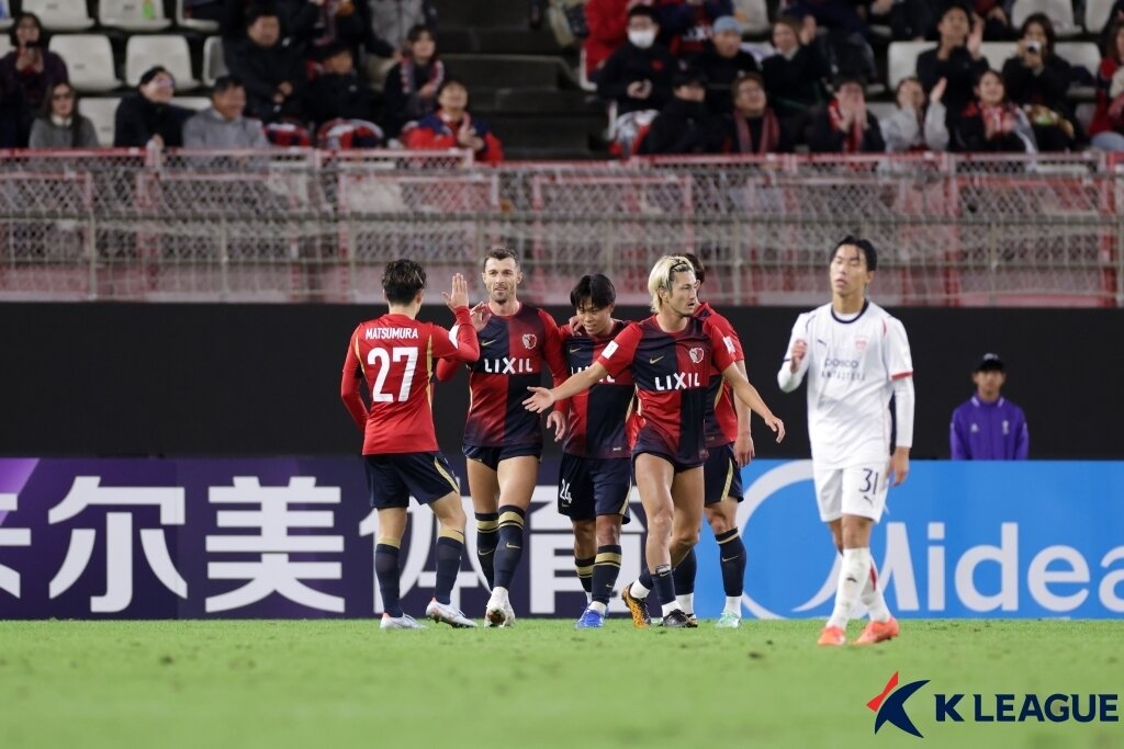 본문 이미지 - 포항 스틸러스(흰색 유니폼)가 28일 열린 2026-27 AFC 챔피언스리그 엘리트 그룹 스테이지 3차전에서 가시마 앤틀러스에 0-3으로 졌다. (한국프로축구연맹 제공. DB 및 재배포 금지)