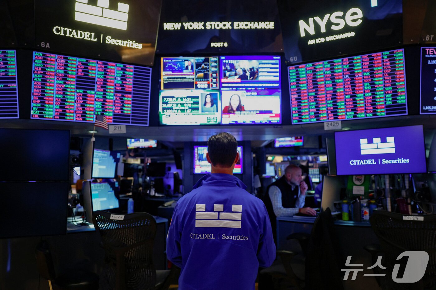 본문 이미지 - 28일(현지시간) 미국 뉴욕증권거래소(NYSE)에서 한 트레이더가 거래 업무를 보고 있다. 2026.10.28. ⓒ 로이터=뉴스1 