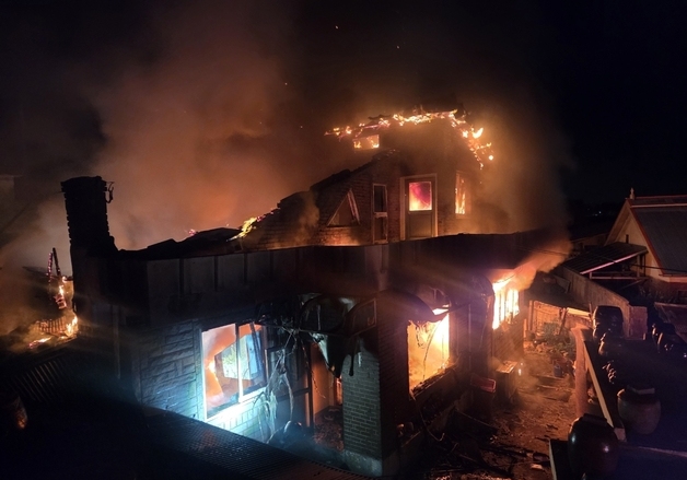 새벽 군산 주택서 불…1시간30분 만에 진화