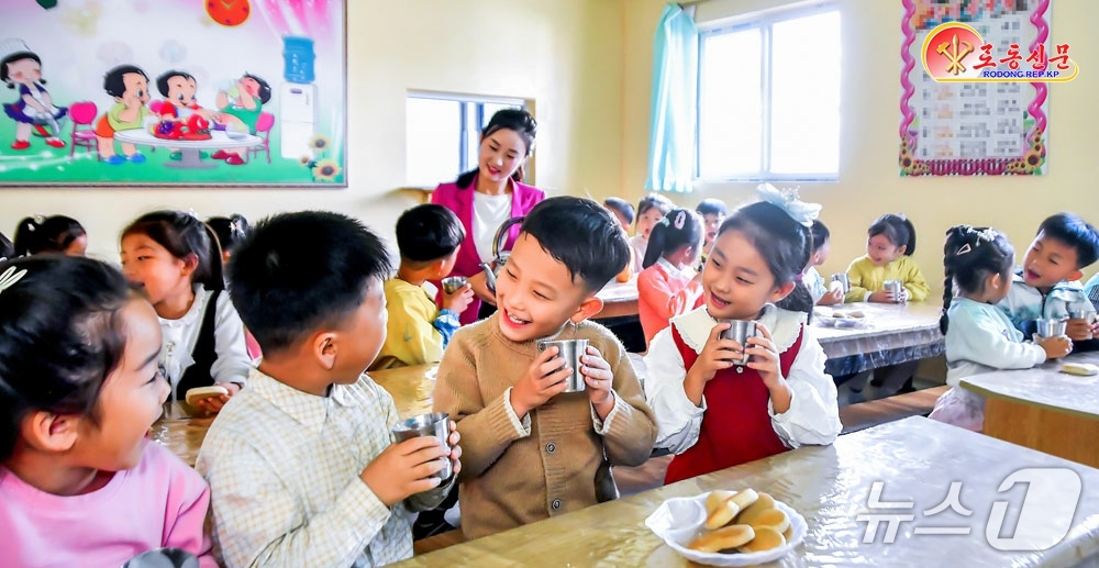 (평양 노동신문=뉴스1) = 북한 노동당 기관지 노동신문은 29일 육아정책 시행 5년을 맞아 "이전 시기에 비해 3~6살 난 어린이들의 키와 몸무게가 늘어났으며 특히 농촌지역 어린 …
