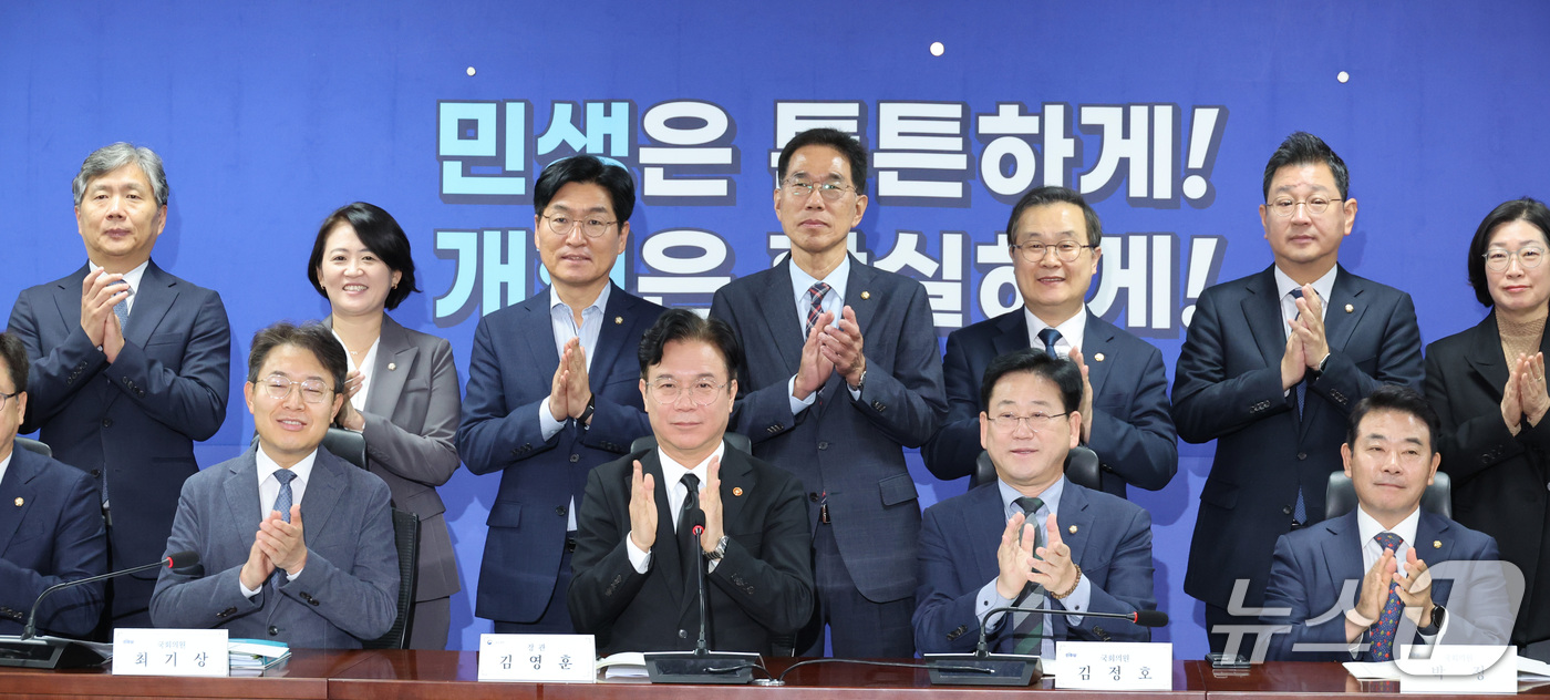 (서울=뉴스1) 신웅수 기자 = 김정호 위원장과 김영훈 고용노동부 장관 등이 29일 서울 여의도 국회 의원회관에서 열린 기후에너지환경노동위원회 당정에서 기념 촬영을 하고 있다. 2 …