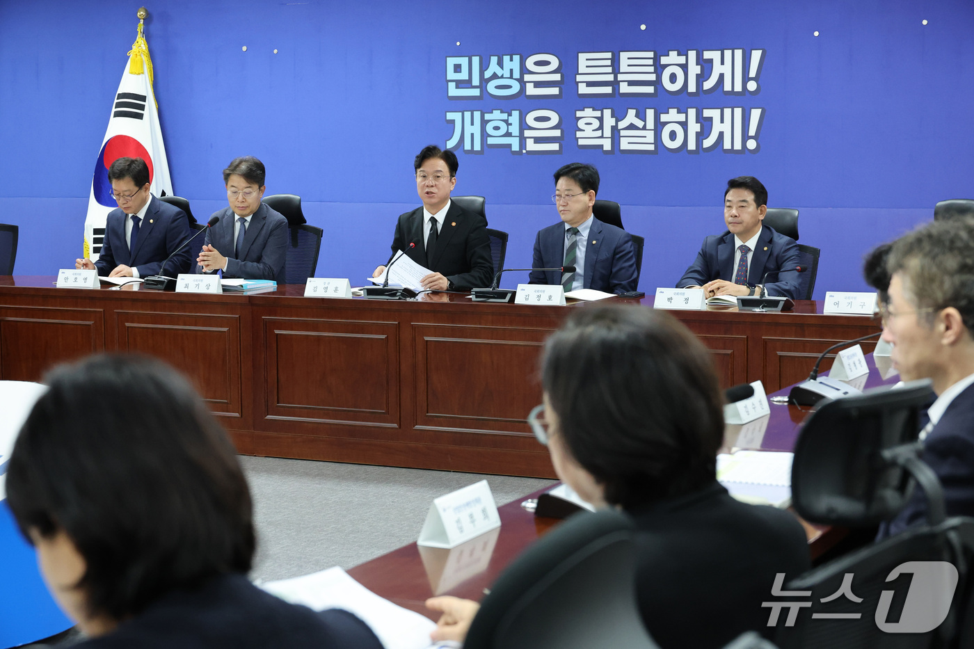 (서울=뉴스1) 신웅수 기자 = 김영훈 고용노동부 장관이 29일 서울 여의도 국회 의원회관에서 열린 기후에너지환경노동위원회 당정에서 발언하고 있다. 2026.10.29/뉴스1