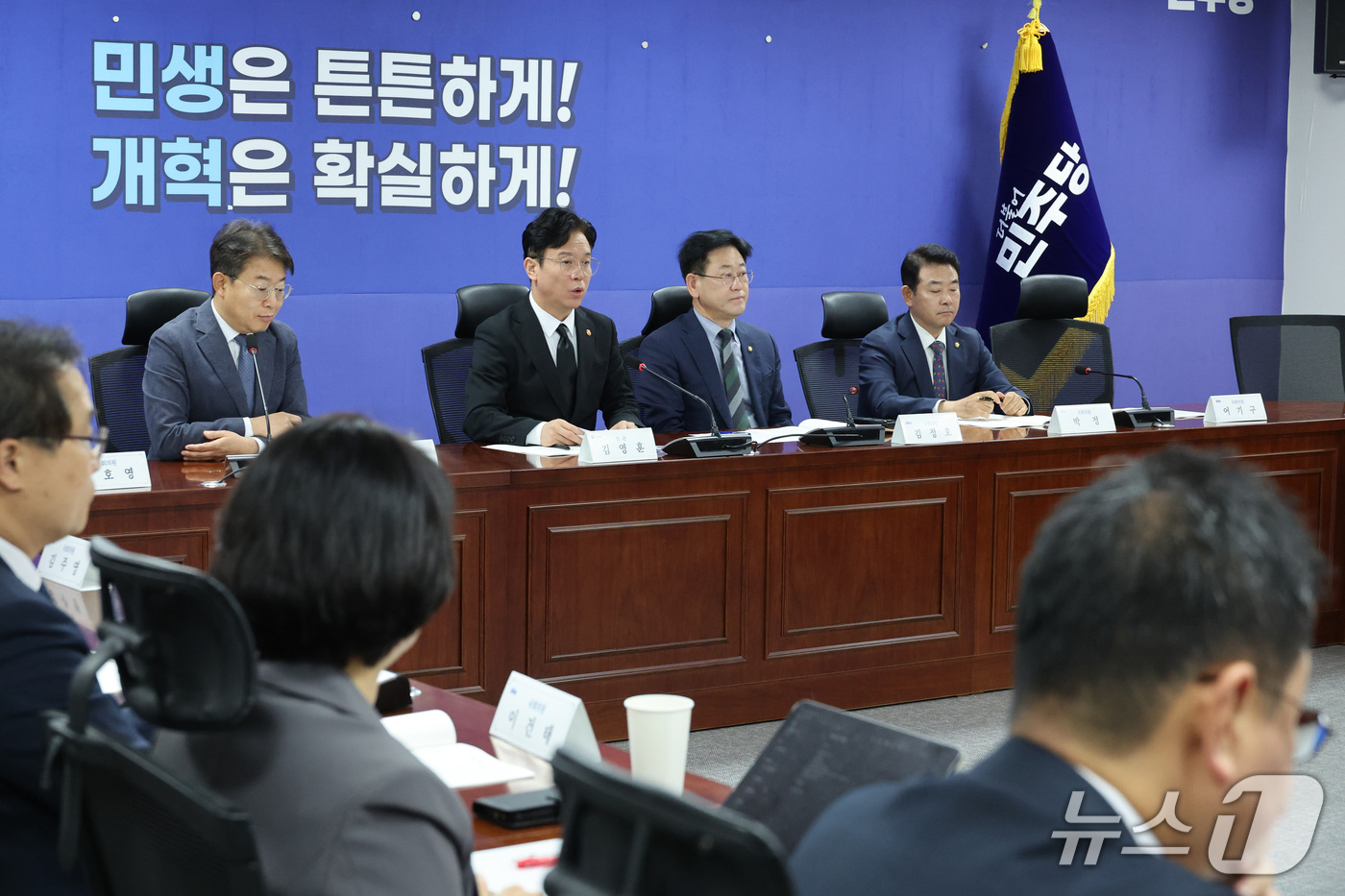 (서울=뉴스1) 신웅수 기자 = 김영훈 고용노동부 장관이 29일 서울 여의도 국회 의원회관에서 열린 기후에너지환경노동위원회 당정에서 발언하고 있다. 2026.10.29/뉴스1