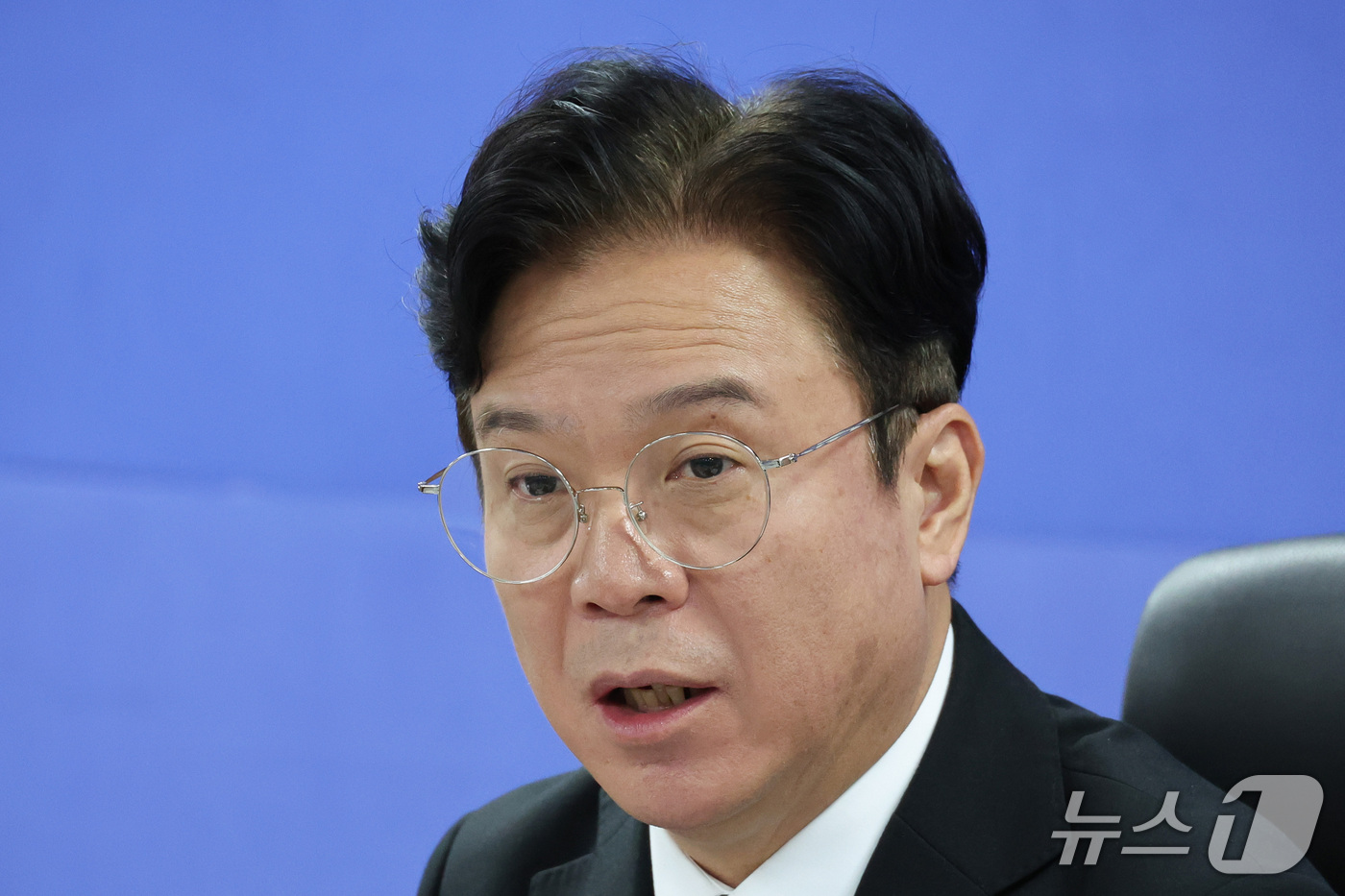 (서울=뉴스1) 신웅수 기자 = 김영훈 고용노동부 장관이 29일 서울 여의도 국회 의원회관에서 열린 기후에너지환경노동위원회 당정에서 발언하고 있다. 2026.10.29/뉴스1