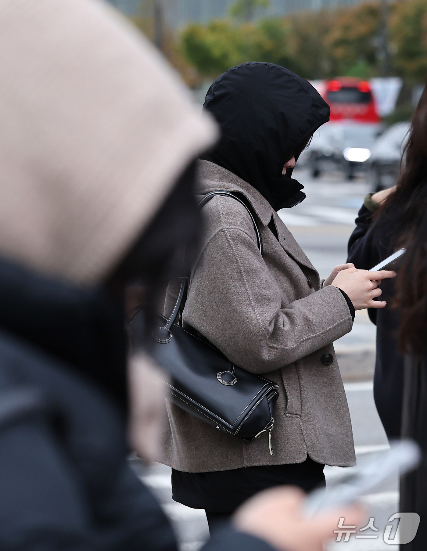 (서울=뉴스1) 김성진 기자 = 서울 아침 최저 기온이 5도까지 내려가며 쌀쌀한 날씨를 보인 29일 서울 종로구 광화문네거리에서 시민들이 두터운 외투를 입고 출근길 발걸음을 서두르 …