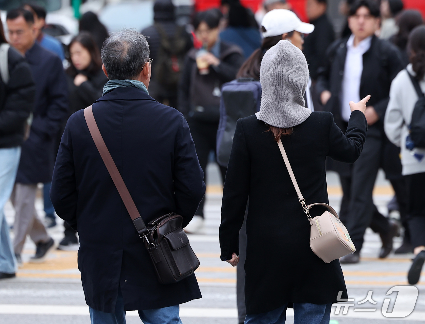 (서울=뉴스1) 김성진 기자 = 서울 아침 최저 기온이 5도까지 내려가며 쌀쌀한 날씨를 보인 29일 서울 종로구 광화문네거리에서 시민들이 출근길 발걸음을 서두르고 있다. 2026. …
