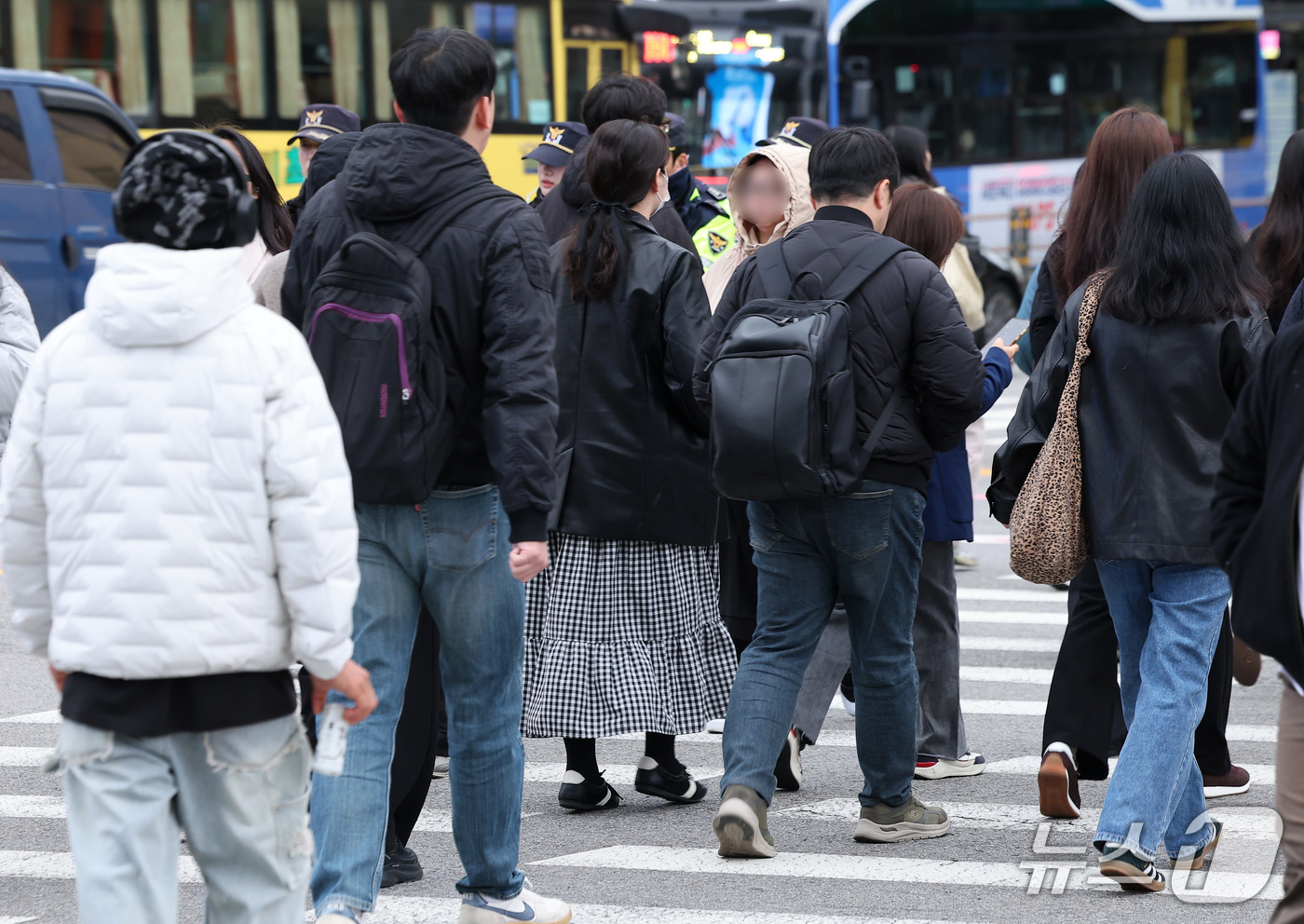 (서울=뉴스1) 김성진 기자 = 서울 아침 최저 기온이 5도까지 내려가며 쌀쌀한 날씨를 보인 29일 서울 종로구 광화문네거리에서 시민들이 두터운 외투를 입고 출근길 발걸음을 서두르 …