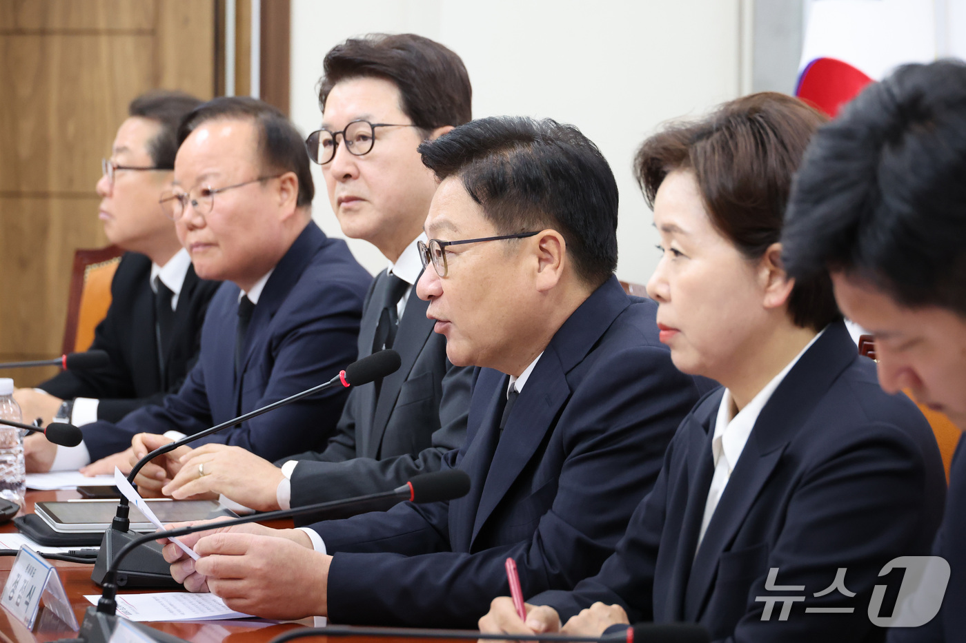 (서울=뉴스1) 신웅수 기자 = 정점식 원내대표를 비롯한 국민의힘 최고위원들이 29일 서울 여의도 국회에서 열린 최고위원회의에 발언하고 있다. 2026.10.29/뉴스1