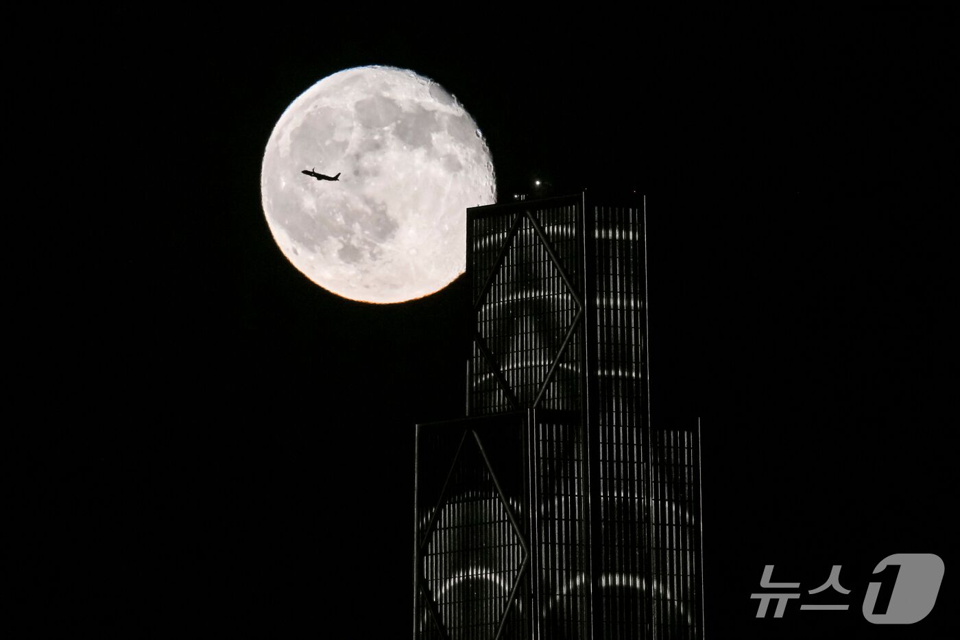 (뉴욕 AFP=뉴스1) 김범수 기자 = 27일(현지시간) 뉴욕 맨해튼 JP모건 체이스 빌딩 위로 '사냥꾼의 달'(Hunter's Moon)로 불리는 보름달이 떠오르고 있다. 202 …