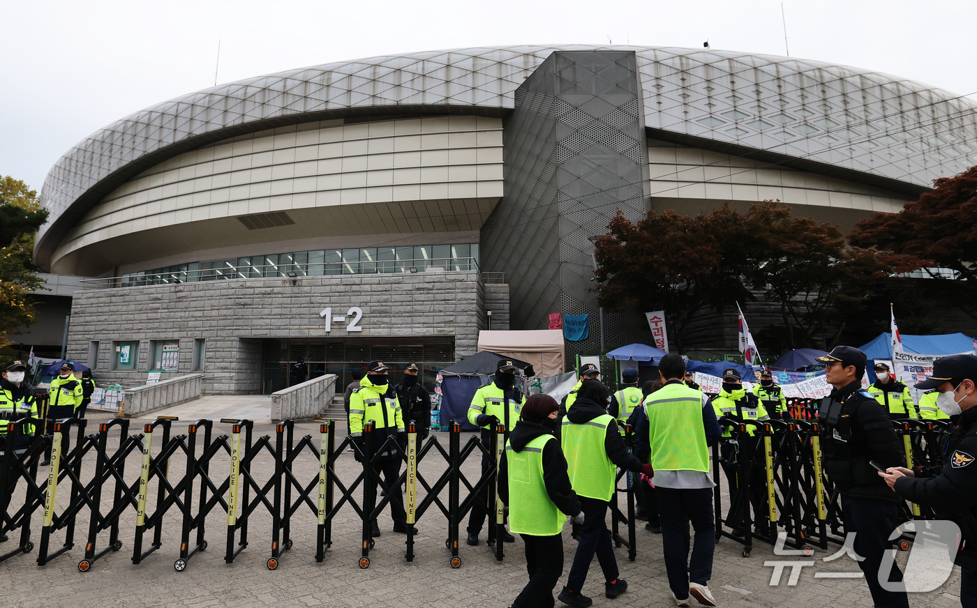 (서울=뉴스1) 오대일 기자 = 중앙선거관리위원회가 6·3 지방선거 송파지역 투표지 247만 장이 담긴 투표함을 전량 반출한 29일 오전 서울 송파구 올림픽공원 핸드볼경기장에서 국 …