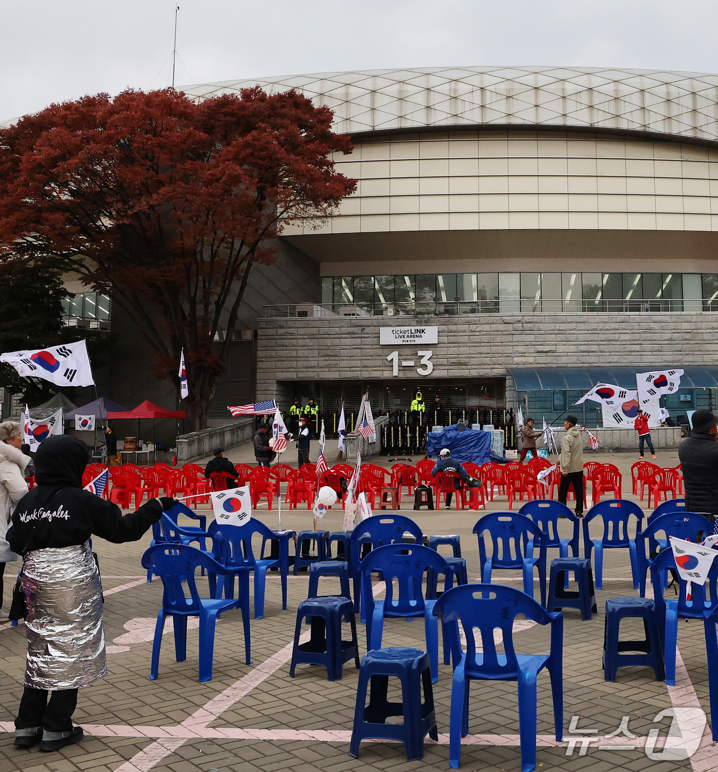 (서울=뉴스1) 오대일 기자 = 중앙선거관리위원회가 6·3 지방선거 송파지역 투표지 247만 장이 담긴 투표함을 전량 반출한 29일 오전 서울 송파구 올림픽공원 핸드볼경기장에서 시 …