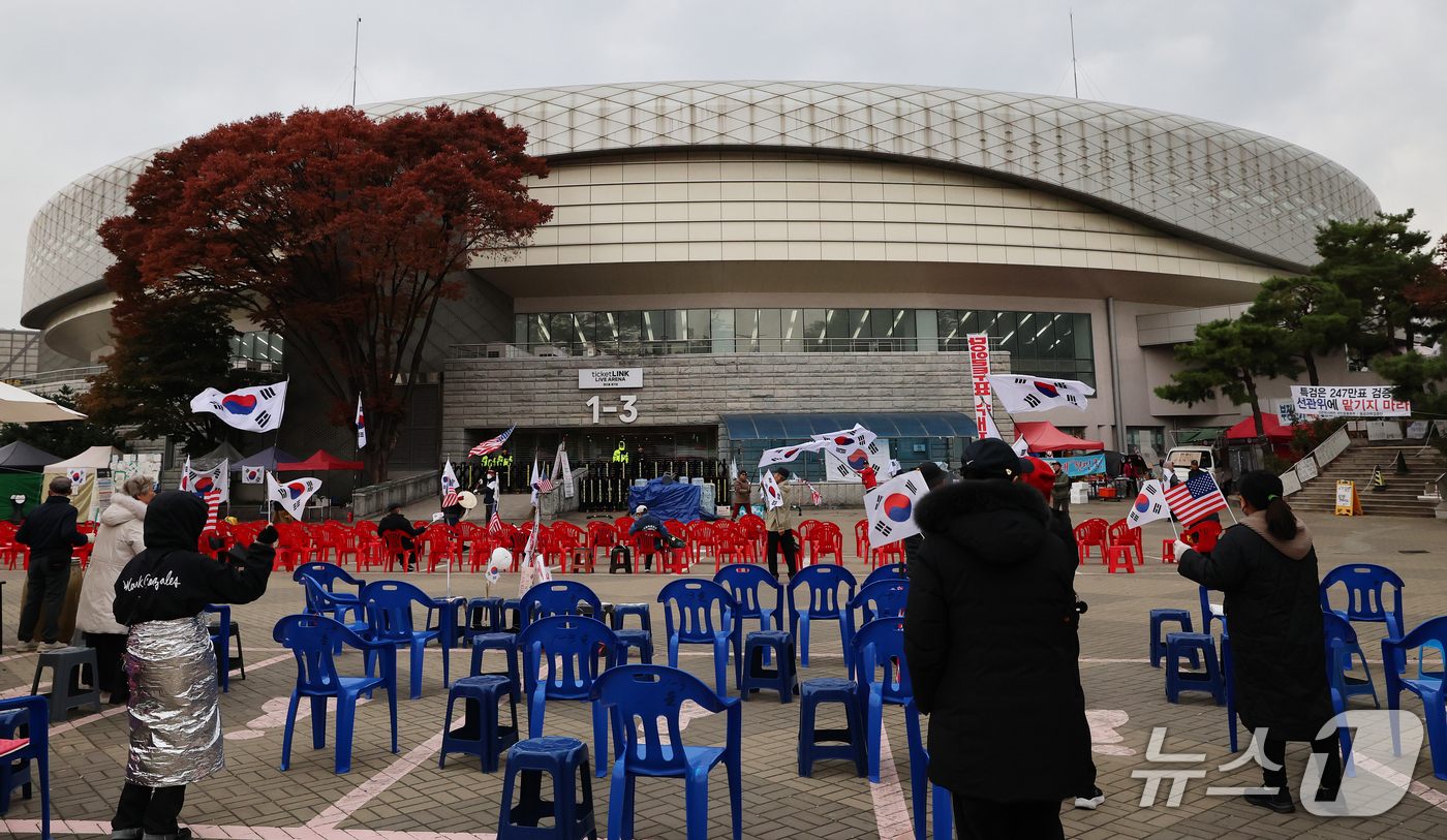 (서울=뉴스1) 오대일 기자 = 중앙선거관리위원회가 6·3 지방선거 송파지역 투표지 247만 장이 담긴 투표함을 전량 반출한 29일 오전 서울 송파구 올림픽공원 핸드볼경기장에서 시 …