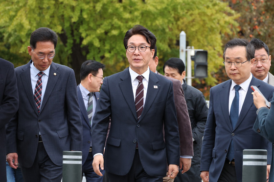 李 '언행 주의' 경고에도 유시민은 '진영 해체' 또 공격…與 파열음 지속