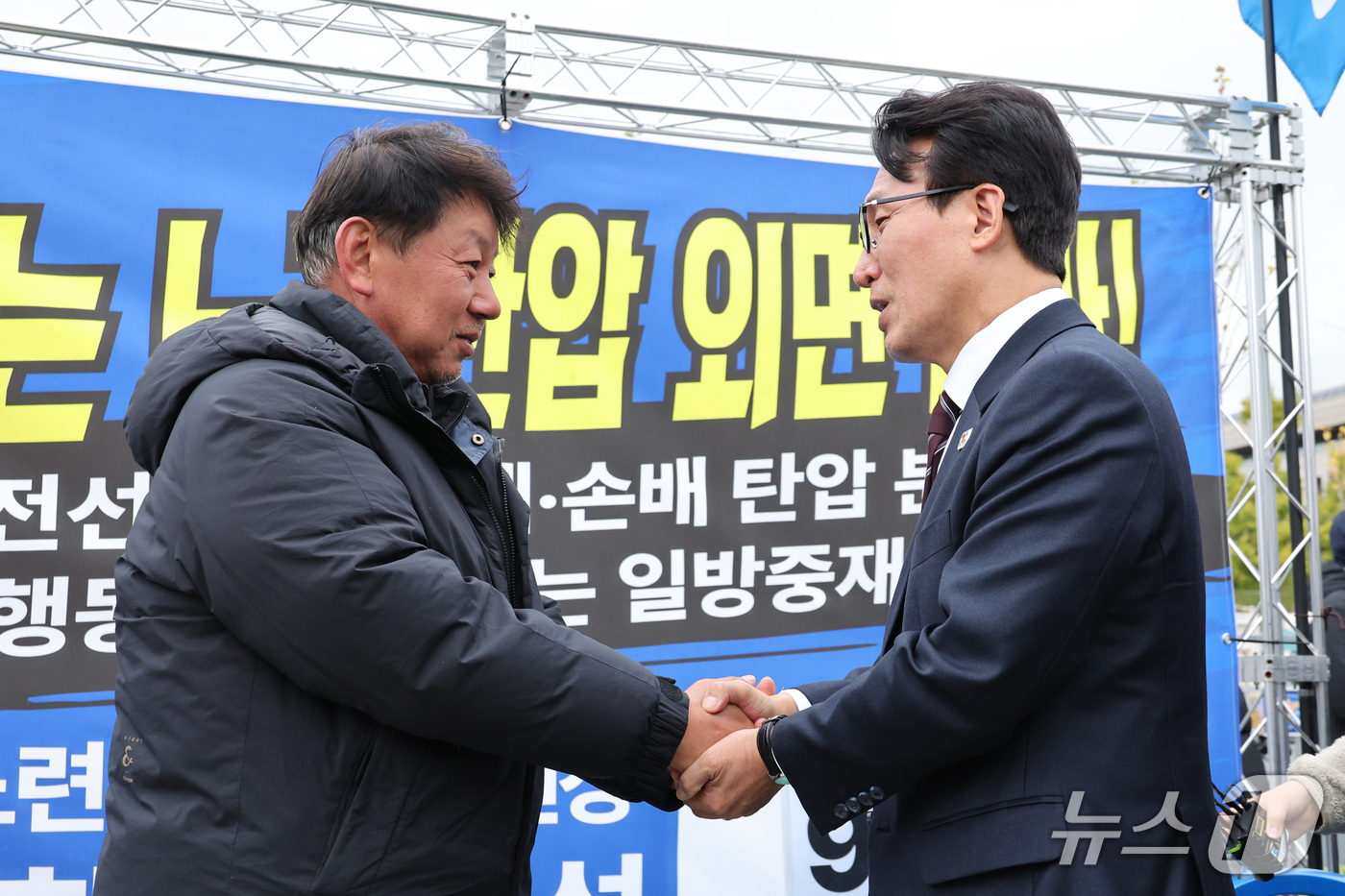 (서울=뉴스1) 신웅수 기자 = 김민석 더불어민주당 대표가 29일 서울 여의도 국회 앞에서 단식 농성 중인 김준영 금속노련 위원장과 인사하고 있다. 2026.10.29/뉴스1