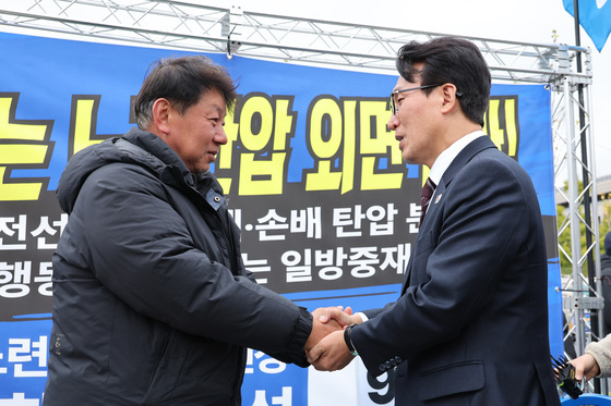김준영 위원장 손 잡은 김민석 대표