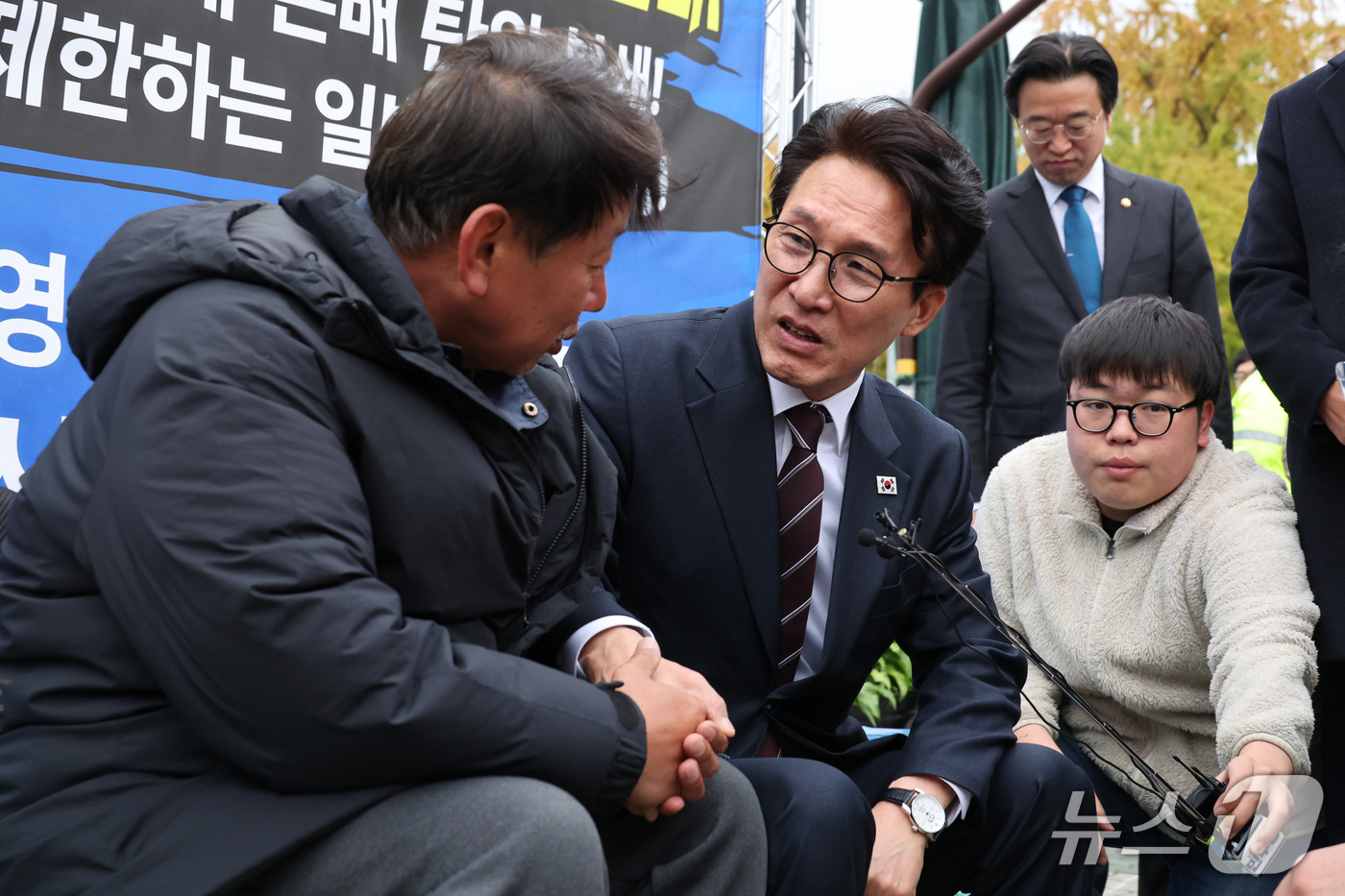 (서울=뉴스1) 신웅수 기자 = 김민석 더불어민주당 대표가 29일 서울 여의도 국회 앞에서 단식 농성 중인 김준영 금속노련 위원장과 대화하고 있다. 2026.10.29/뉴스1