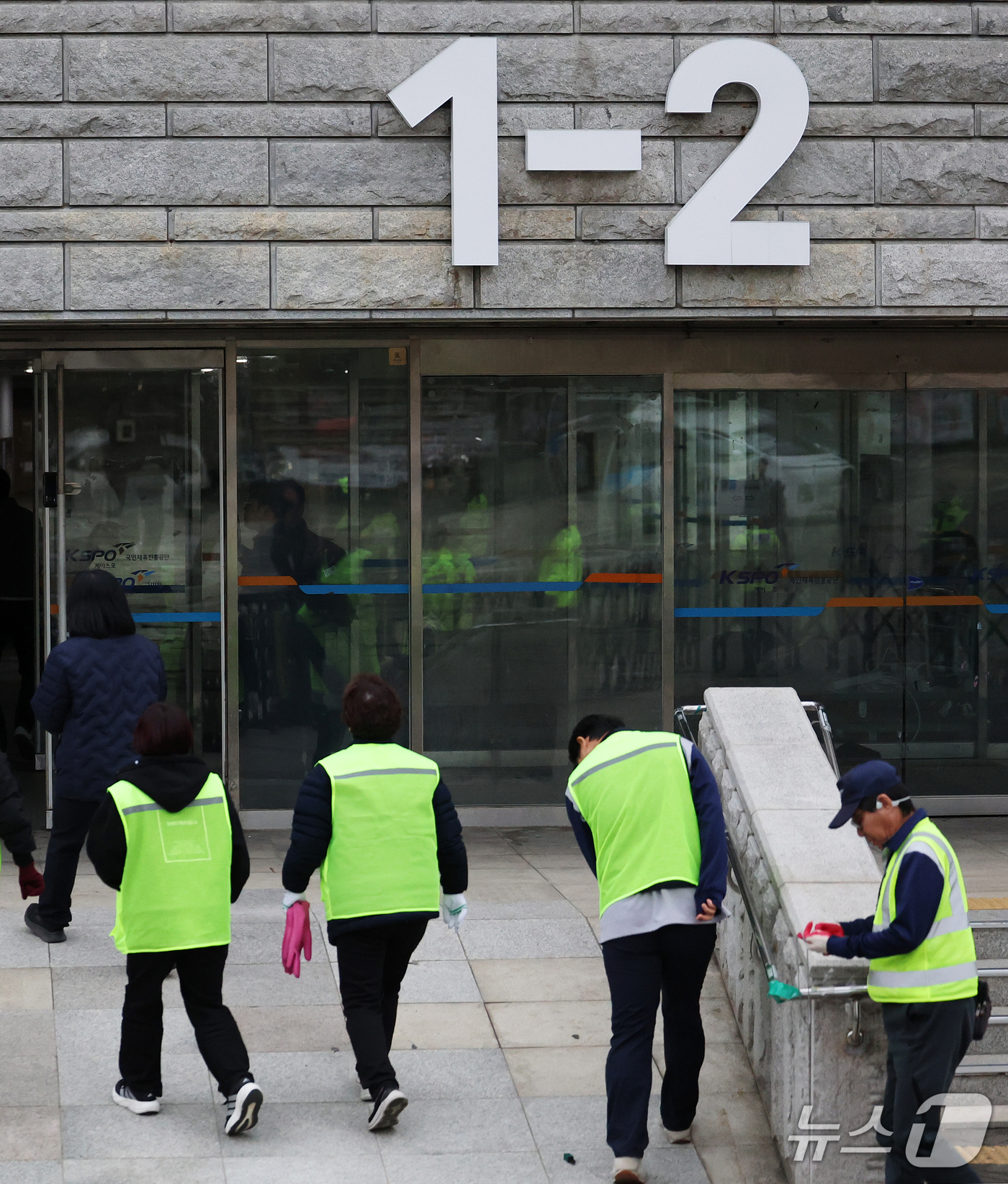 (서울=뉴스1) 오대일 기자 = 중앙선거관리위원회가 6·3 지방선거 송파지역 투표지 247만 장이 담긴 투표함을 전량 반출한 29일 오전 서울 송파구 올림픽공원 핸드볼경기장에서 국 …