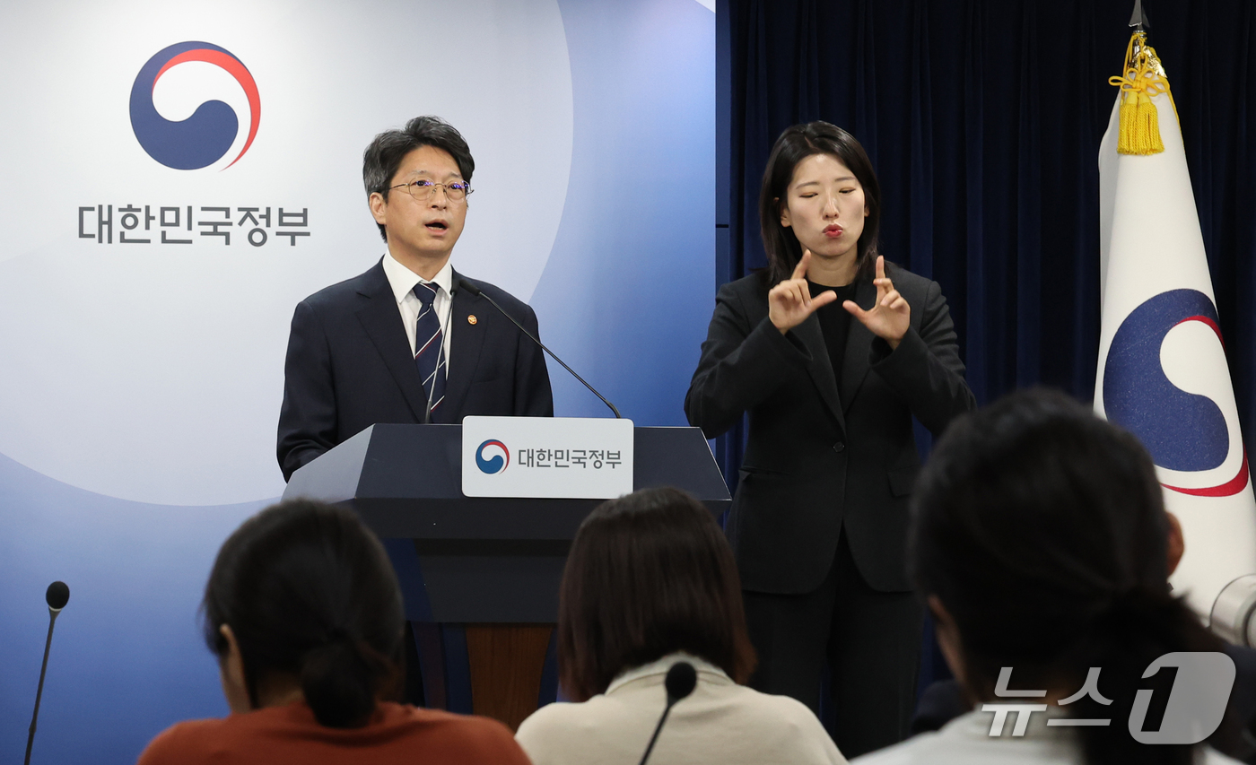 (서울=뉴스1) 이종덕 기자 = 홍지선 국토교통부 장관이 29일 서울 종로구 정부서울청사에서 제2차 주택공급 정례브리핑을 하고 있다. 이날 공개한 수도권 신규 공공택지는 서울 강서 …