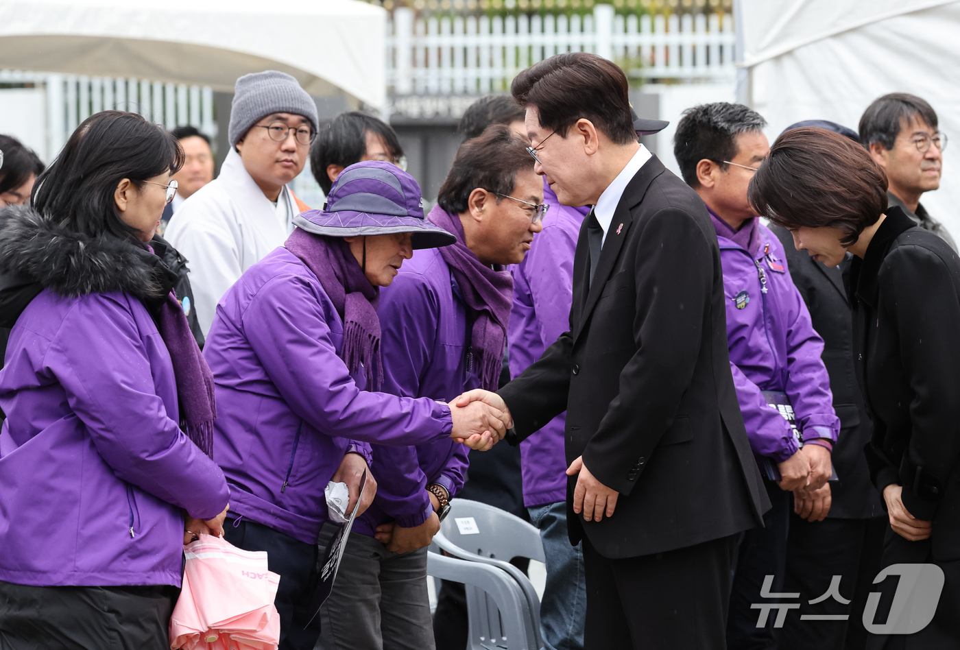 (서울=뉴스1) 허경 기자 = 이재명 대통령이 29일 서울 광화문광장에서 열린 이태원참사 4주기 기억식에 입장하며 유가족을 위로하고 있다. 2026.10.29/뉴스1
