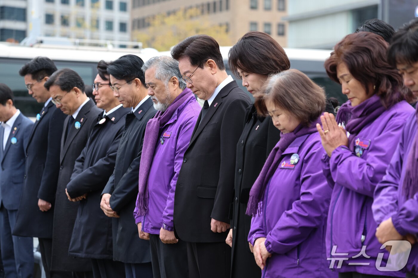 본문 이미지 - 이재명 대통령이 29일 서울 광화문광장에서 열린 이태원참사 4주기 기억식에서 묵념을 하고 있다. 2026.10.29 ⓒ 뉴스1 허경 기자