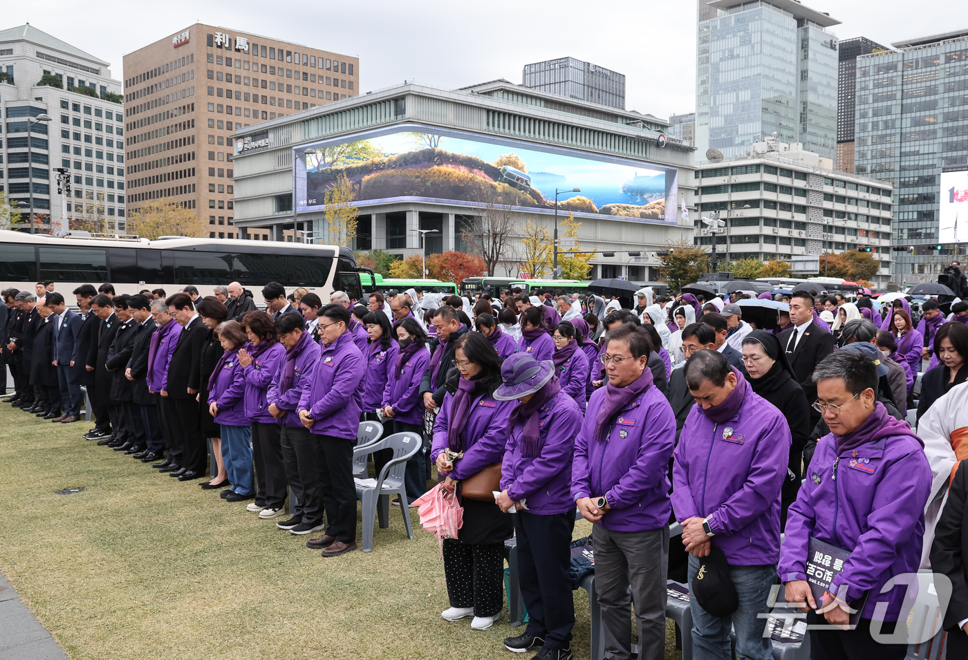 (서울=뉴스1) 허경 기자 = 이재명 대통령이 29일 서울 광화문광장에서 열린 이태원참사 4주기 기억식에서 묵념을 하고 있다. 2026.10.29/뉴스1
