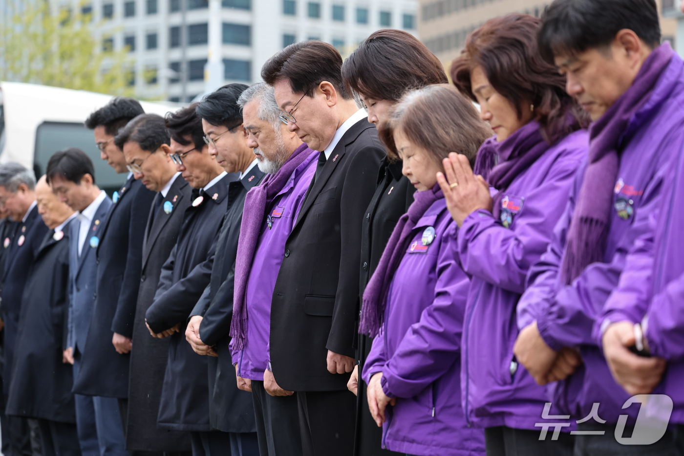(서울=뉴스1) 허경 기자 = 이재명 대통령이 29일 서울 광화문광장에서 열린 이태원참사 4주기 기억식에서 묵념을 하고 있다. 2026.10.29/뉴스1