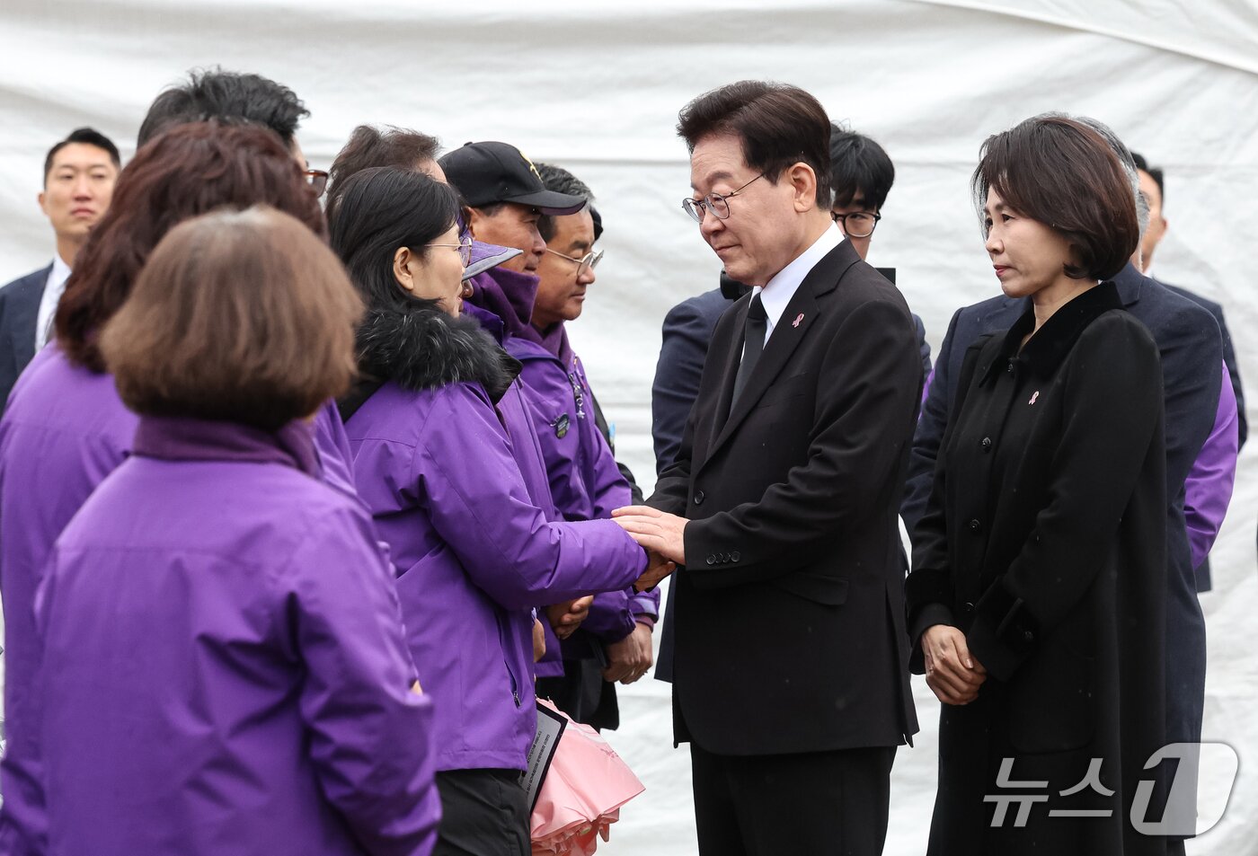 본문 이미지 - 이재명 대통령이 29일 서울 광화문광장에서 열린 이태원참사 4주기 기억식에 입장하며 유가족을 위로하고 있다. 2026.10.29 ⓒ 뉴스1 허경 기자