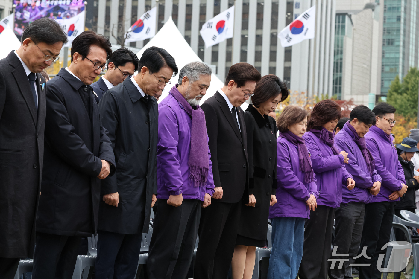 (서울=뉴스1) 허경 기자 = 이재명 대통령과 김혜경 여사가 29일 서울 광화문광장에서 열린 이태원참사 4주기 기억식에서 묵념을 하고 있다. 2026.10.29/뉴스1