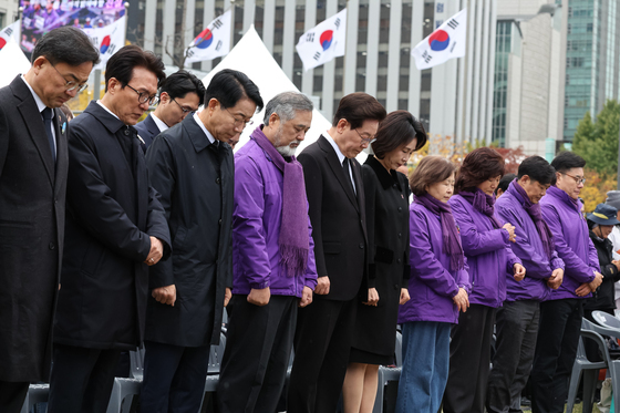 추모의 묵념하는 이재명 대통령·김혜경 여사