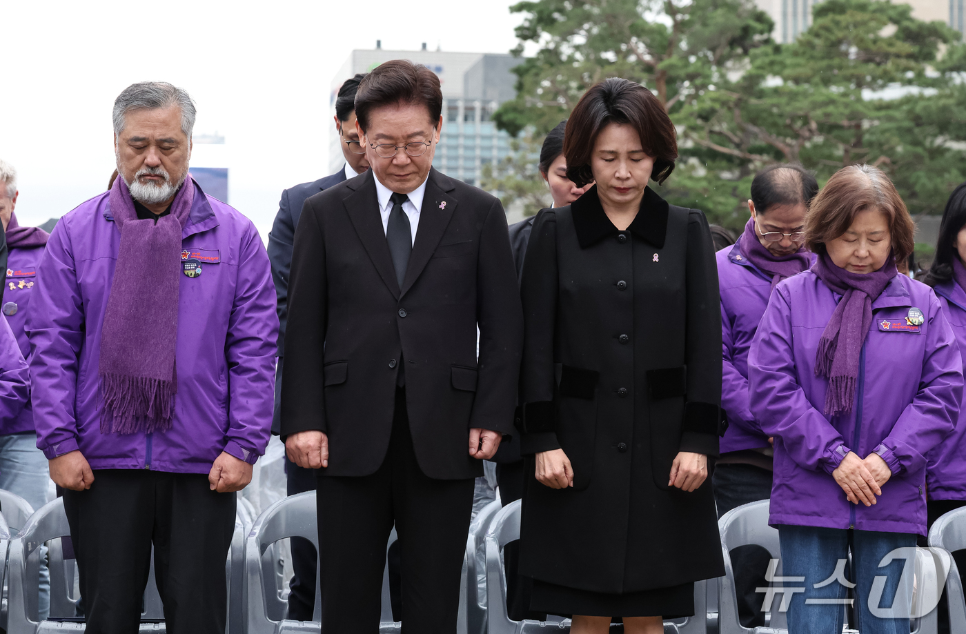 (서울=뉴스1) 허경 기자 = 이재명 대통령과 김혜경 여사가 29일 서울 광화문광장에서 열린 이태원참사 4주기 기억식에서 묵념을 하고 있다. 2026.10.29/뉴스1