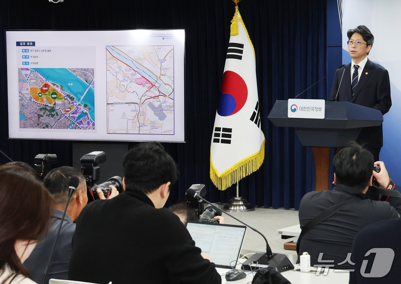 (서울=뉴스1) 이종덕 기자 = 홍지선 국토교통부 장관이 29일 서울 종로구 정부서울청사에서 제2차 주택공급 정례브리핑을 하고 있다. 이날 공개한 수도권 신규 공공택지는 서울 강서 …