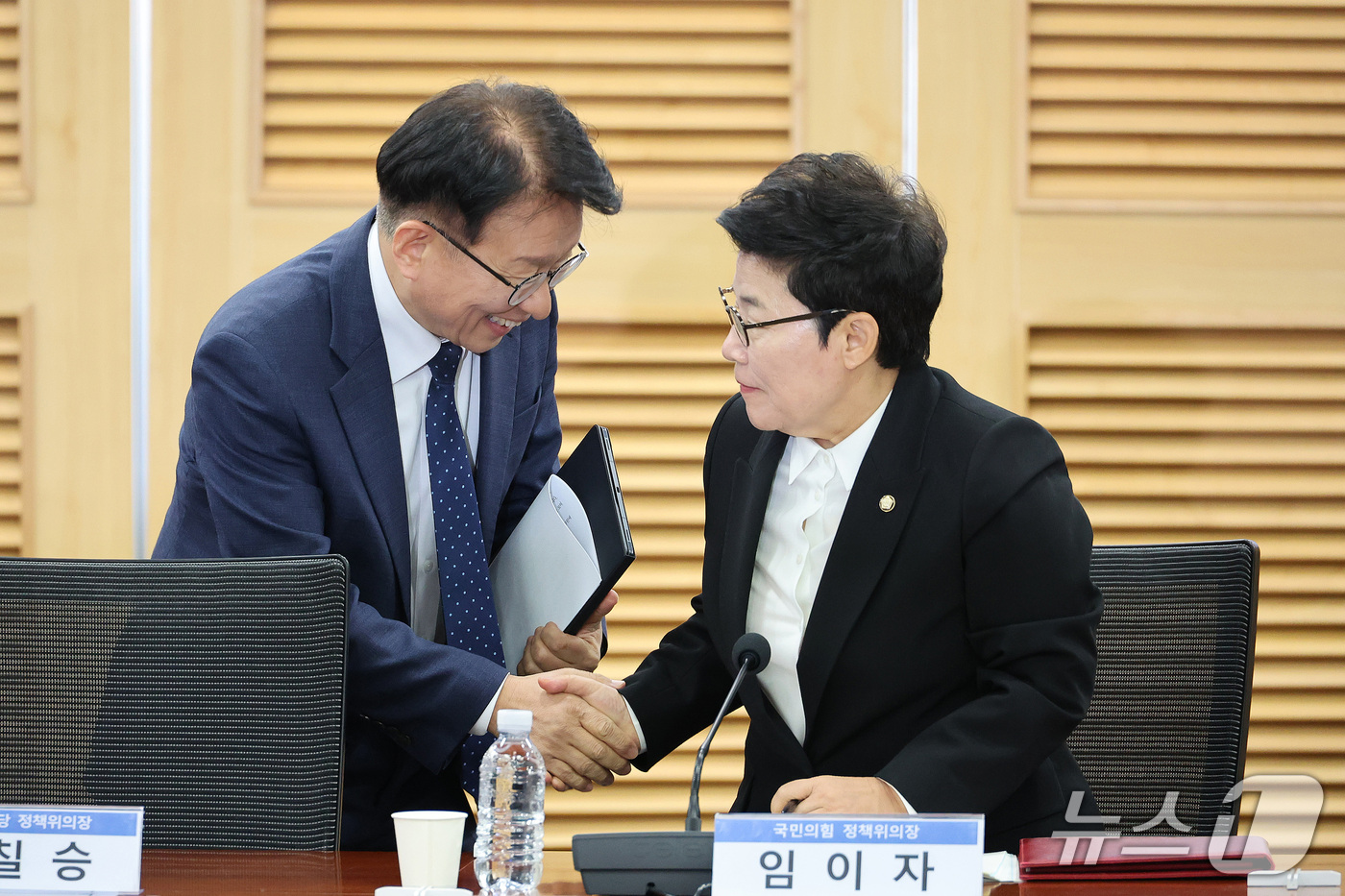 (서울=뉴스1) 신웅수 기자 = 권칠승 더불어민주당 정책위의장과 임이자 국민의힘 정책위의장이 29일 서울 여의도 국회 의원회관에서 열린 여야가 함께 만드는 플랫폼 안전망 제도화 토 …