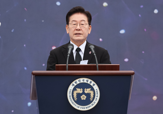 與 "李대통령 SNS 단어만 침소봉대…이주노동자 인권 정책은 외면"