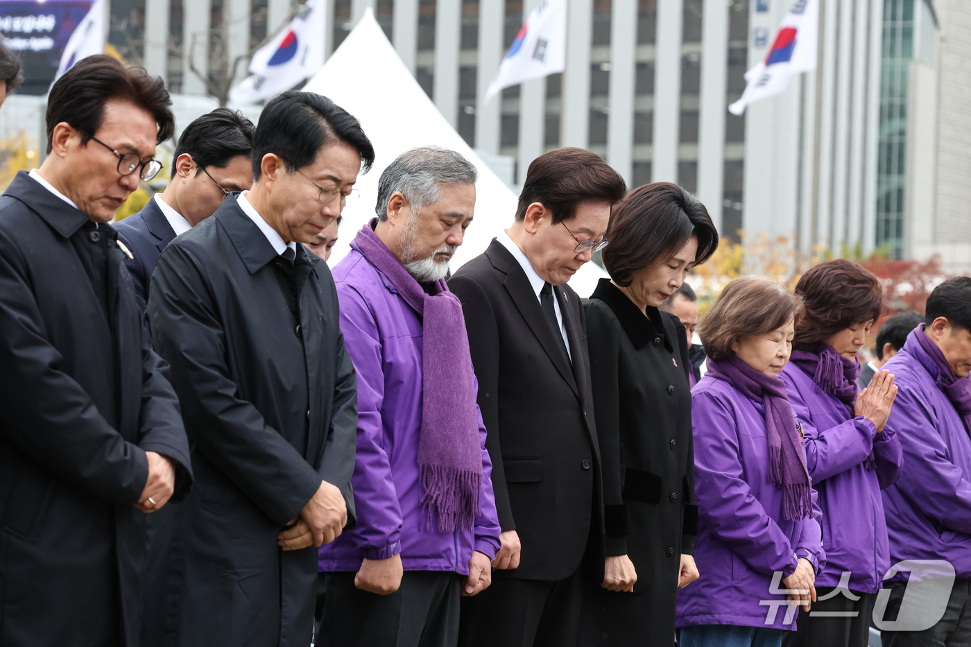 (서울=뉴스1) 허경 기자 = 이재명 대통령과 김혜경 여사가 29일 서울 광화문광장에서 열린 이태원참사 4주기 기억식에서 묵념을 하고 있다. 2026.10.29/뉴스1