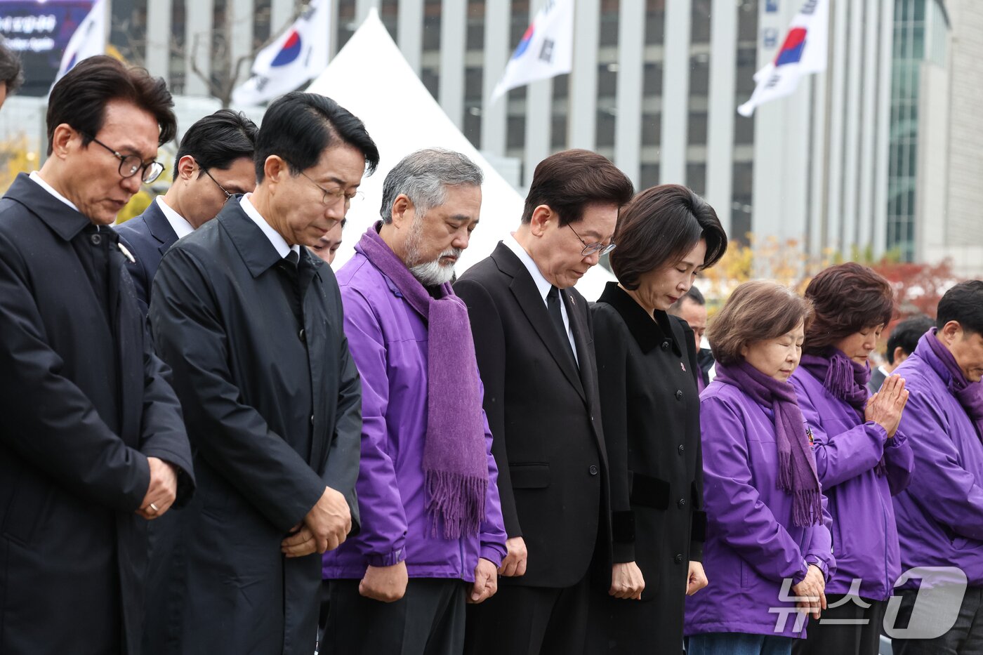 본문 이미지 - 이재명 대통령과 김혜경 여사가 29일 서울 광화문광장에서 열린 이태원참사 4주기 기억식에서 묵념을 하고 있다. 2026.10.29 ⓒ 뉴스1 허경 기자