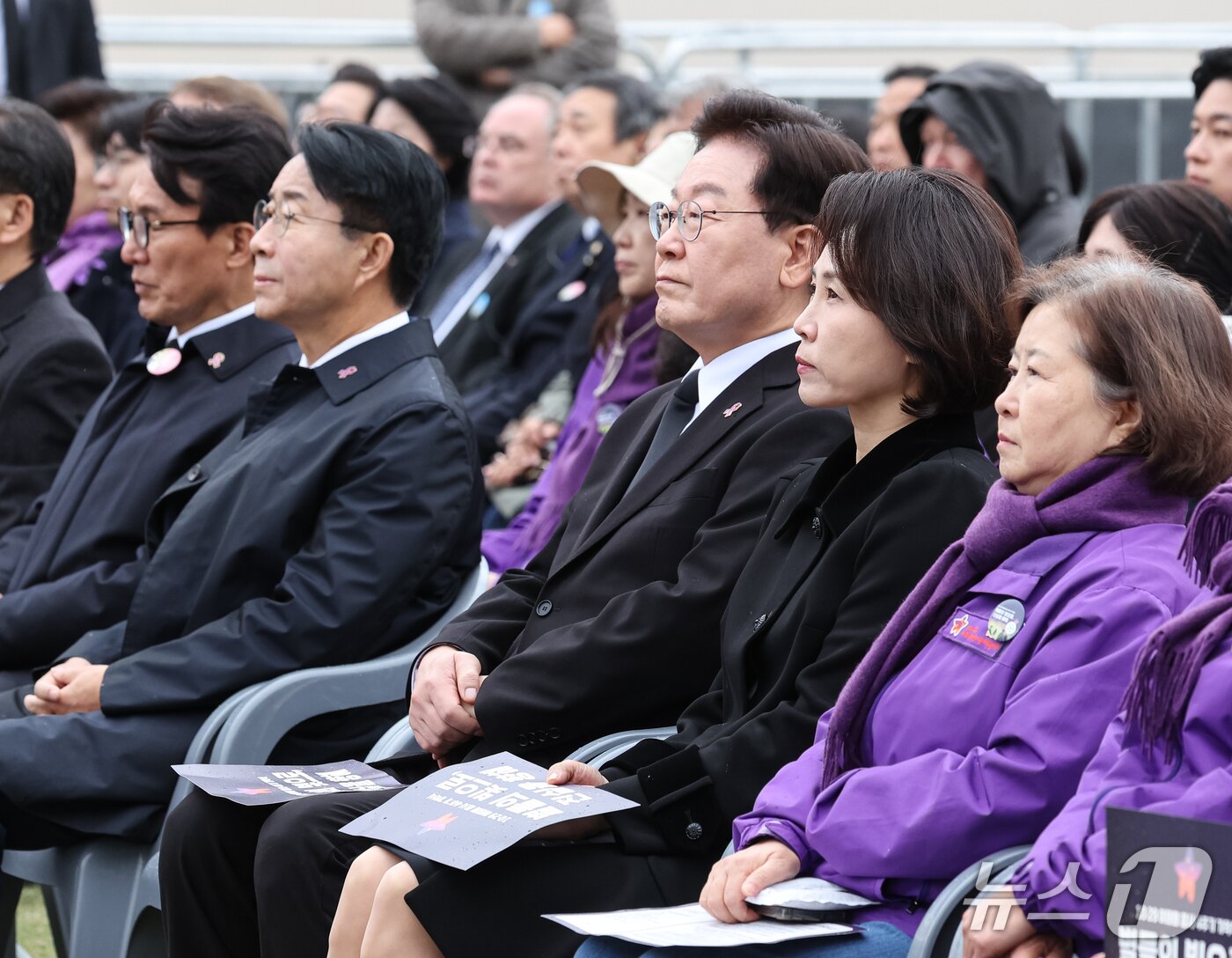 본문 이미지 - 이재명 대통령과 김혜경 여사가 29일 서울 광화문광장에서 열린 이태원참사 4주기 기억식에서 이정민 10·29 이태원참사 유가족협의회 운영위원장의 인사말을 듣고 있다. 2026.10.29 ⓒ 뉴스1 허경 기자