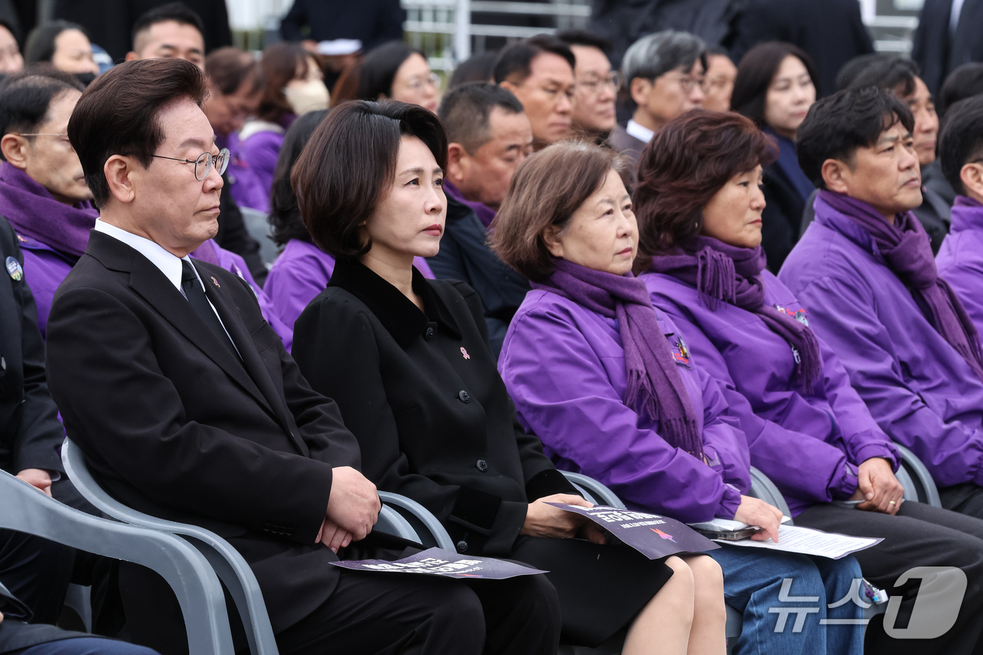 (서울=뉴스1) 허경 기자 = 이재명 대통령과 김혜경 여사가 29일 서울 광화문광장에서 열린 이태원참사 4주기 기억식에서 이정민 10·29 이태원참사 유가족협의회 운영위원장의 인사 …