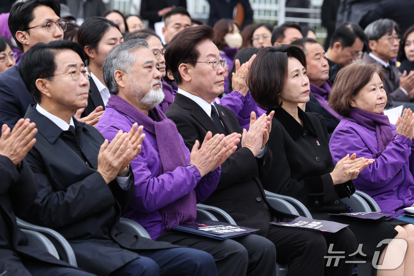 (서울=뉴스1) 허경 기자 = 이재명 대통령과 김혜경 여사가 29일 서울 광화문광장에서 열린 이태원참사 4주기 기억식에서 박수를 치고 있다. 2026.10.29/뉴스1