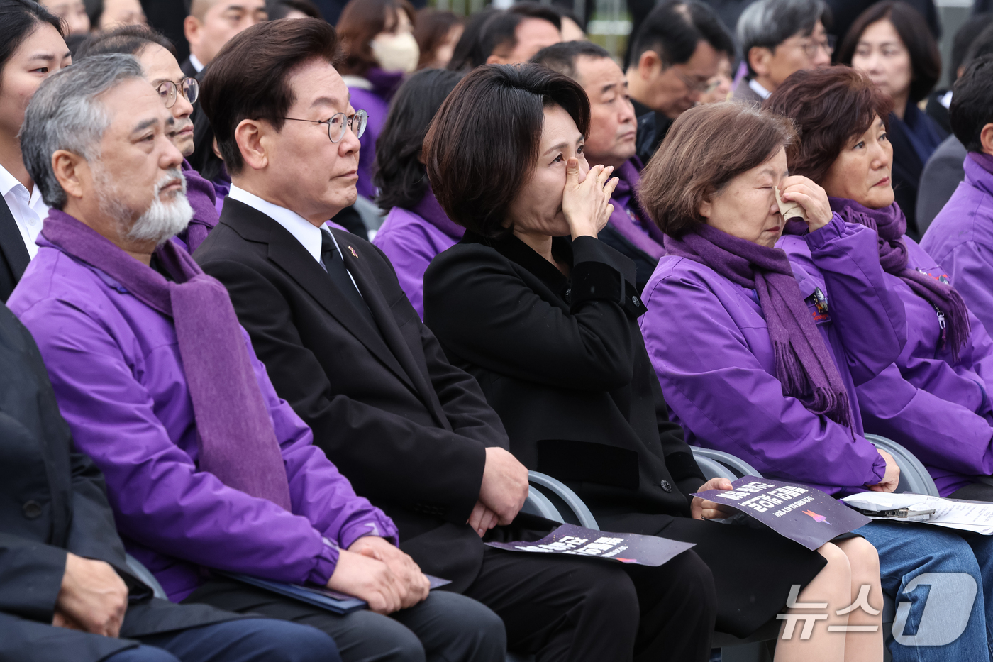 (서울=뉴스1) 허경 기자 = 김혜경 여사가 29일 서울 광화문광장에서 열린 이태원참사 4주기 기억식에서 추모영상을 보며 눈물을 훔치고 있다. 2026.10.29/뉴스1