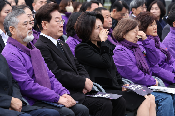 눈물 흘리는 김혜경 여사