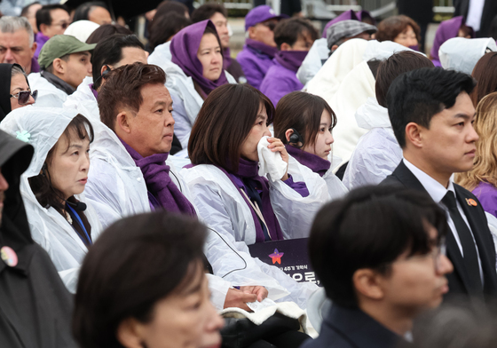 눈물 흘리는 이태원참사 유가족