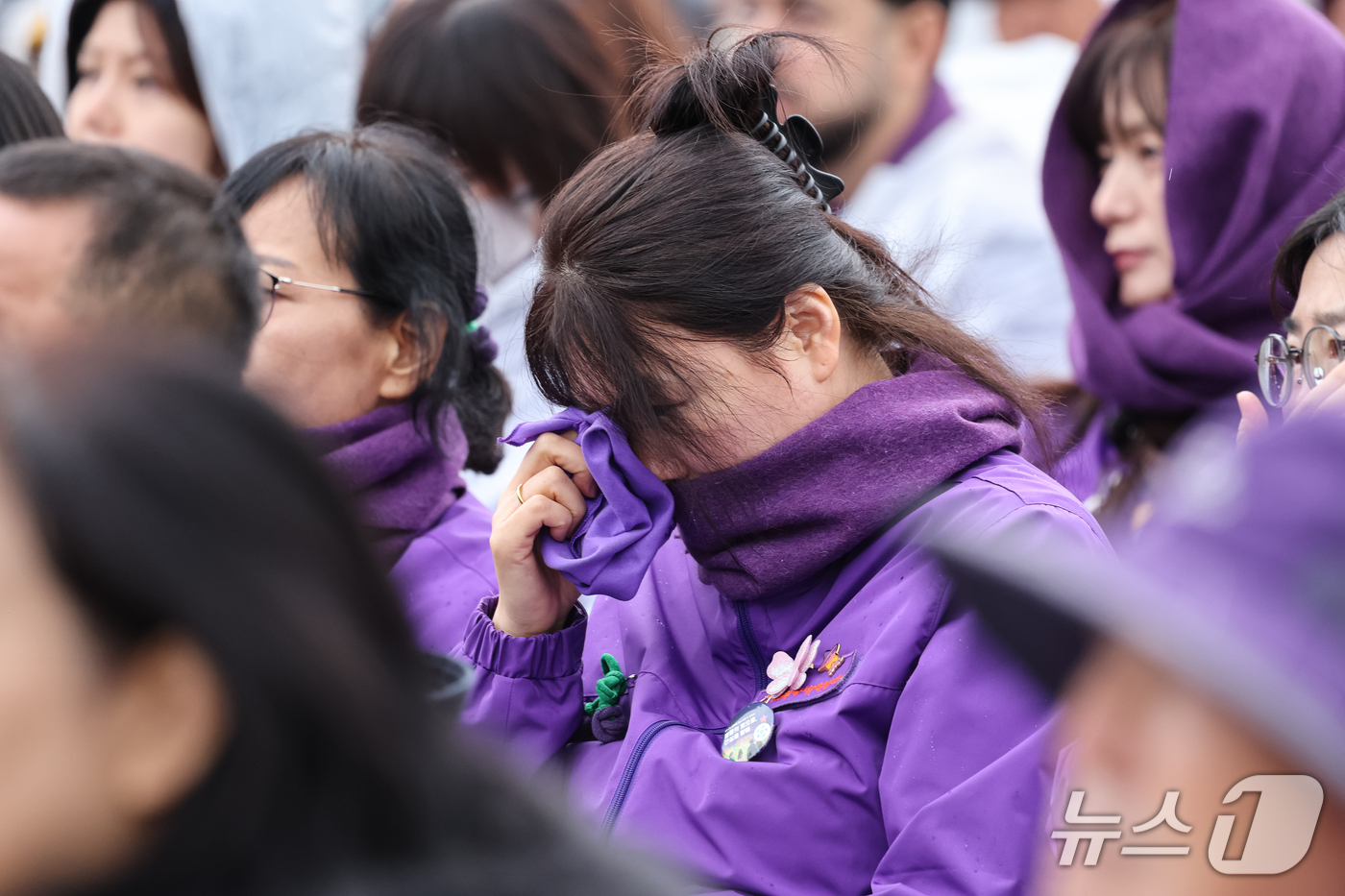 (서울=뉴스1) 허경 기자 = 29일 서울 광화문광장에서 열린 이태원참사 4주기 기억식에서 유가족이 눈물을 흘리고 있다. 2026.10.29/뉴스1