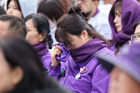 눈물 흘리는 이태원참사 유가족