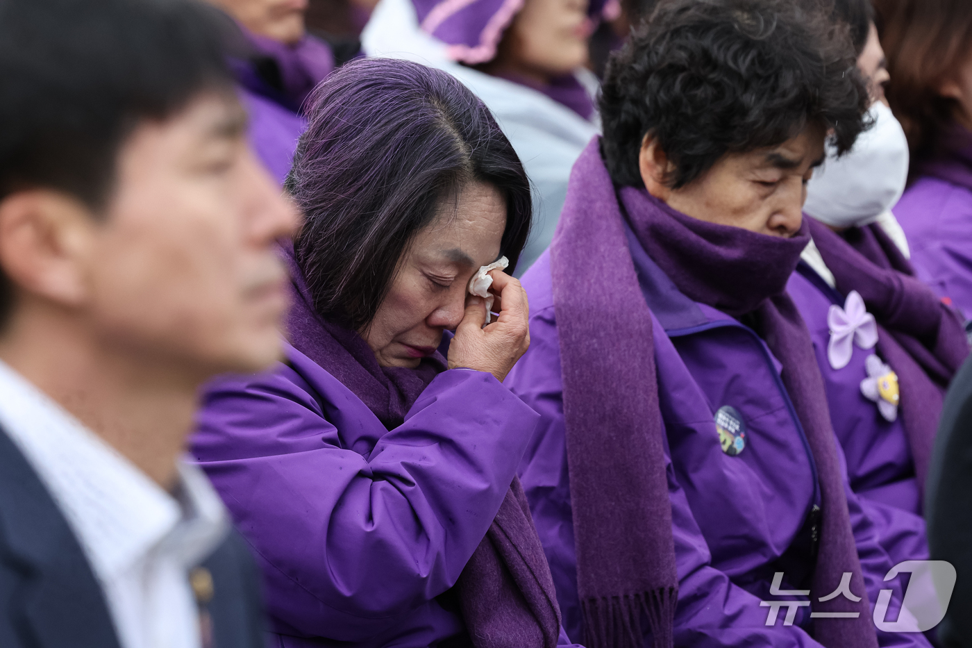 (서울=뉴스1) 허경 기자 = 29일 서울 광화문광장에서 열린 이태원참사 4주기 기억식에서 유가족이 눈물을 흘리고 있다. 2026.10.29/뉴스1