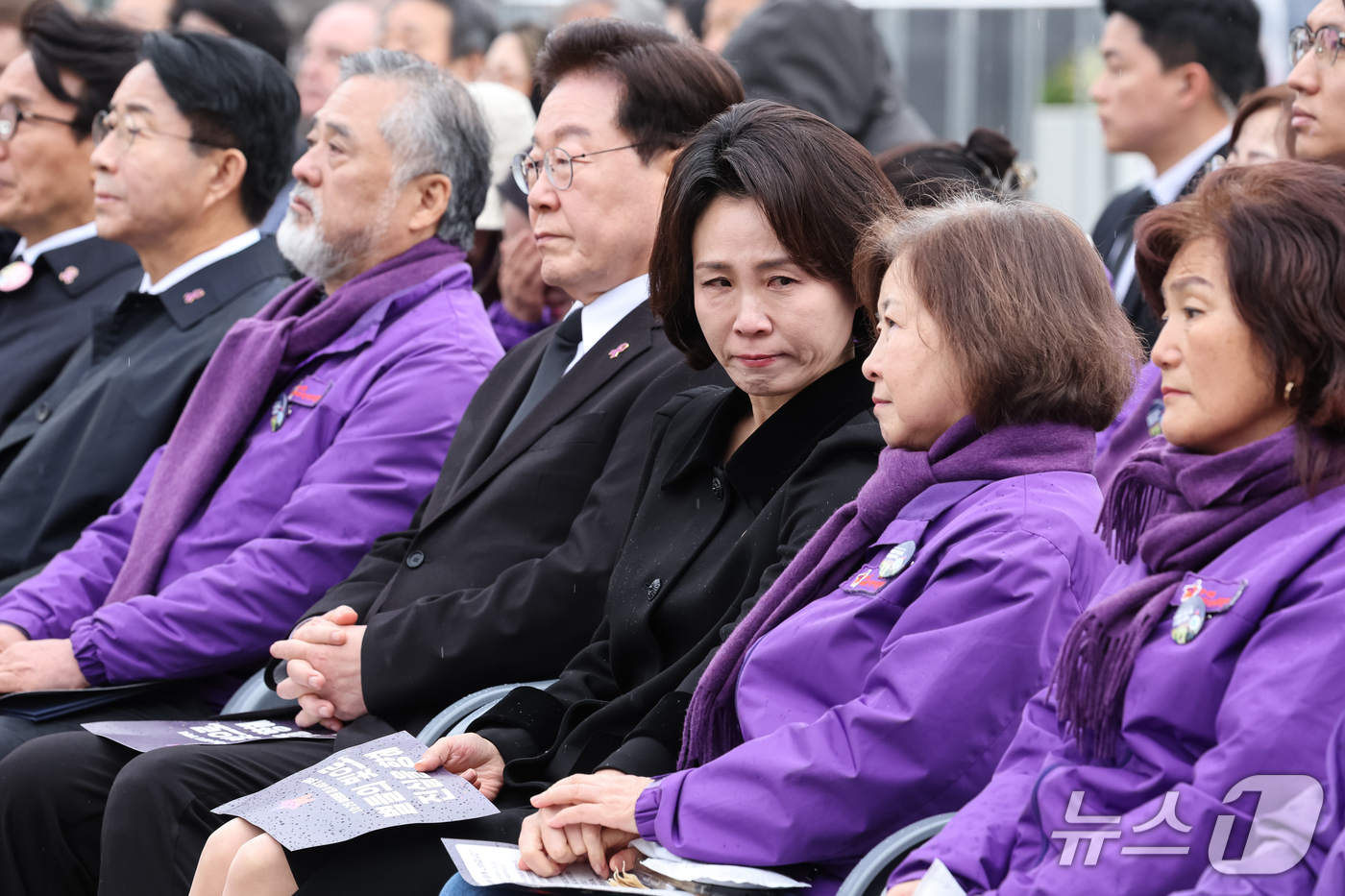 (서울=뉴스1) 허경 기자 = 김혜경 여사가 29일 서울 광화문광장에서 열린 이태원참사 4주기 기억식에서 유가족을 위로하고 있다. 2026.10.29/뉴스1