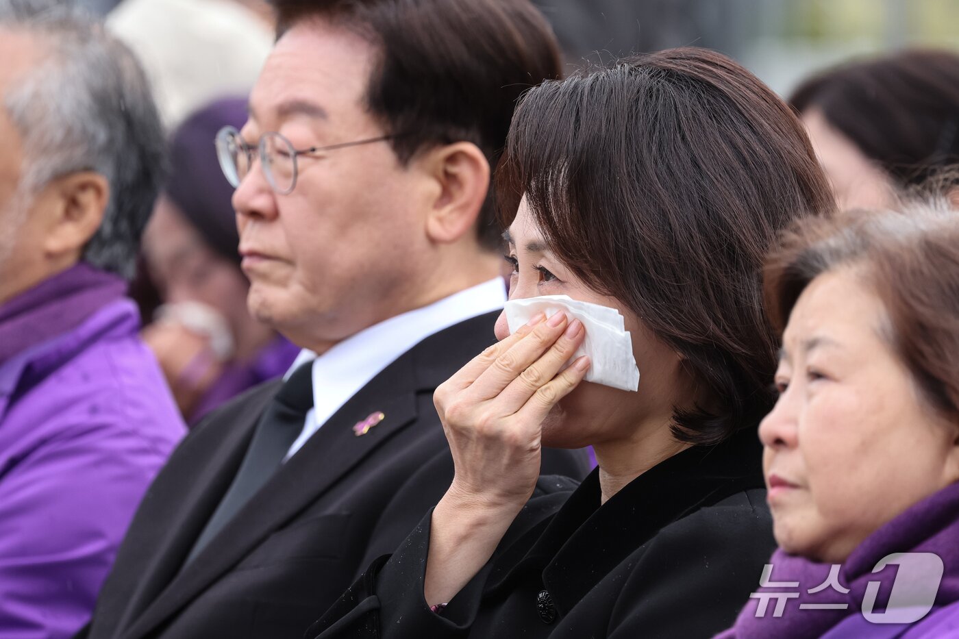 본문 이미지 - 김혜경 여사가 29일 서울 광화문광장에서 열린 이태원참사 4주기 기억식에서 눈물을 흘리고 있다. 2026.10.29 ⓒ 뉴스1 허경 기자