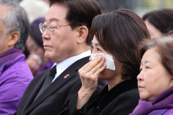눈물 흘리는 김혜경 여사