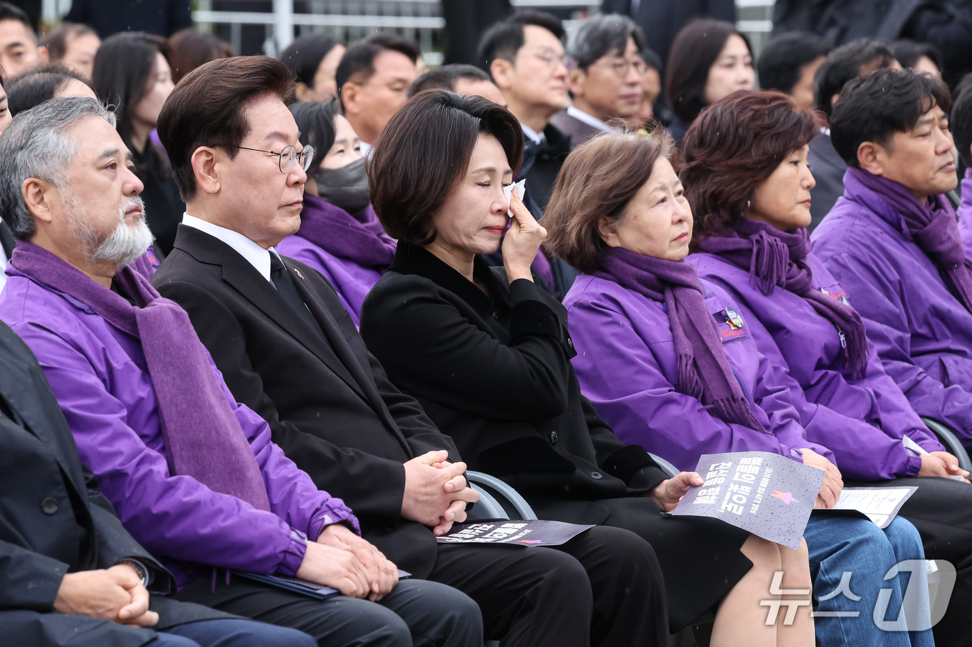 (서울=뉴스1) 허경 기자 = 김혜경 여사가 29일 서울 광화문광장에서 열린 이태원참사 4주기 기억식에서 눈물을 흘리고 있다. 2026.10.29/뉴스1