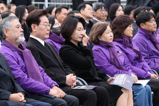 눈물 흘리는 김혜경 여사